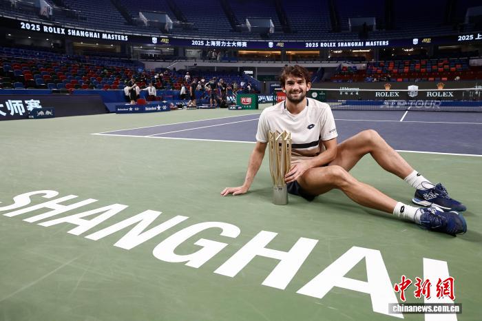 上海网球大师赛收官：瓦舍罗“一黑到底”夺冠