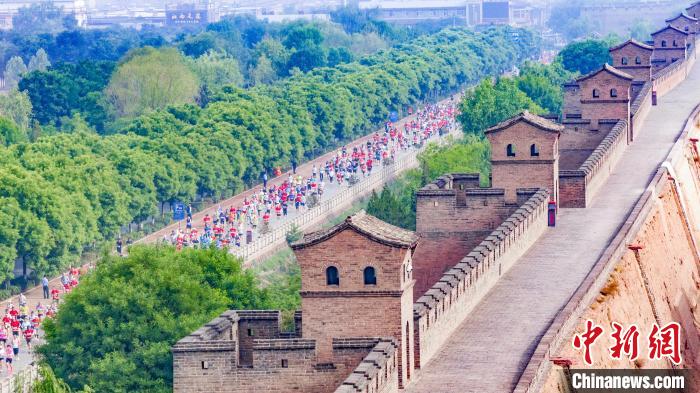 全国近五千名跑者聚集平遥古城 开启半程马拉松