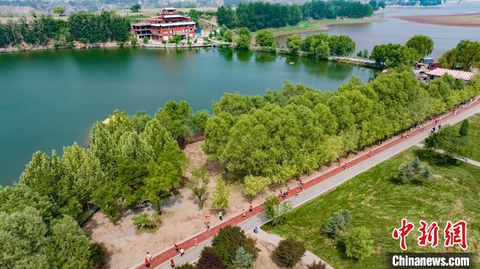 全国近五千名跑者聚集平遥古城 开启半程马拉松