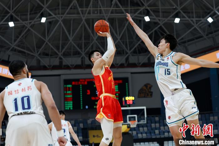 广厦主场力克青岛迎来1