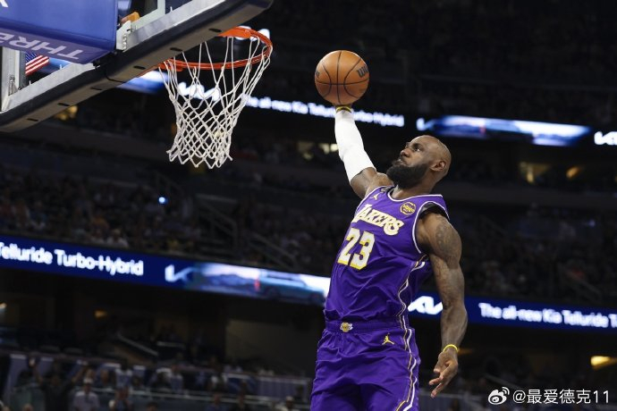 勒布朗·詹姆斯转型绿叶引领湖人12战10胜