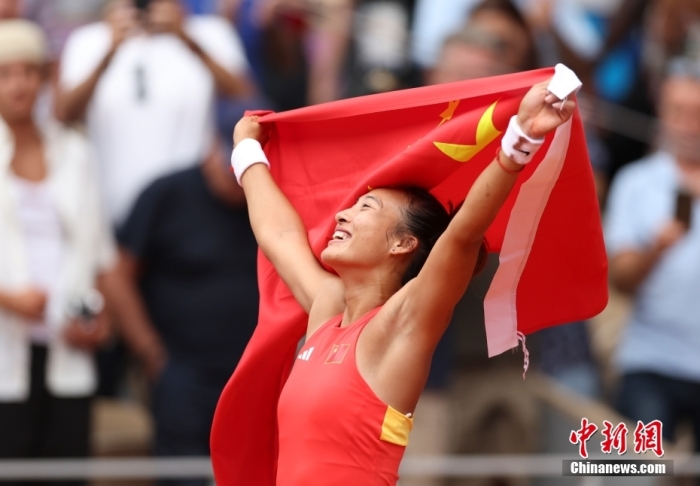 郑钦文21岁登奥运最高领奖台，化身“女王”点亮