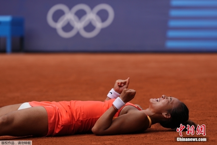 郑钦文21岁登奥运最高领奖台，化身“女王”点亮