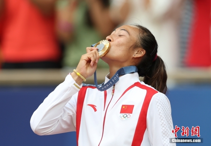 郑钦文21岁登奥运最高领奖台，化身“女王”点亮