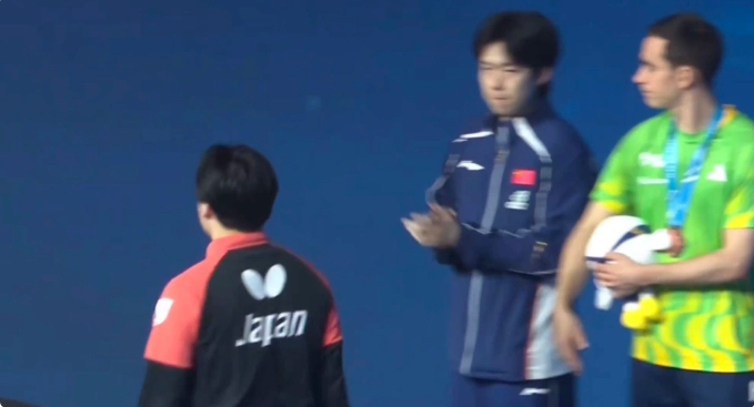 王楚钦首夺单打世界杯男单冠军 松岛辉空赛后行