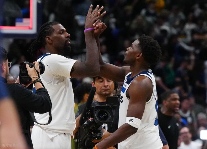 爱德华兹带伤鏖战森林狼逆转掘金 系列赛1-1平