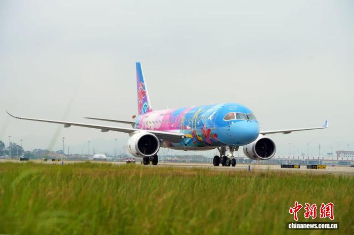 首架C919彩绘飞机执飞十五运会航班 飞越湾区地标